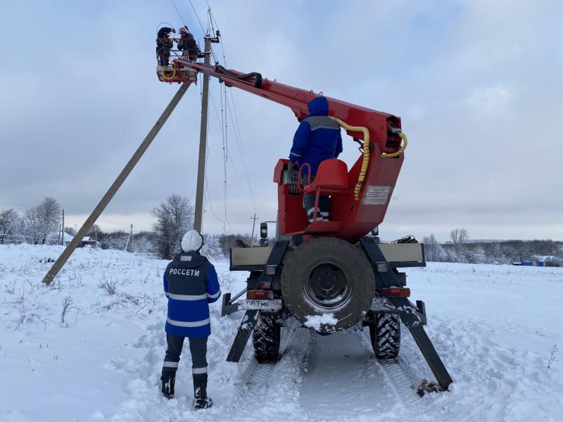 Курские энергетики устраняют последствия непогоды