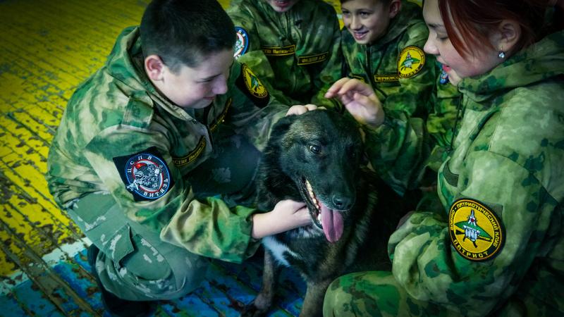 КИНОЛОГИ РОСГВАРДИИ ВСТРЕТИЛИСЬ С ВОСПИТАННИКАМИ «ГВАРДЕЙСКОЙ СМЕНЫ» ВО ВСЕМИРНЫЙ ДЕНЬ ДОМАШНИХ ЖИВОТНЫХ В БРЯНСКЕ