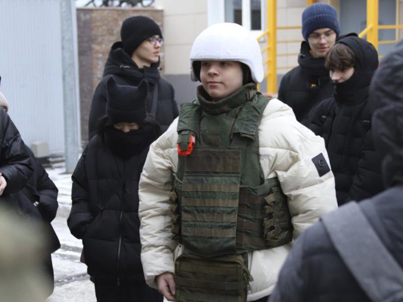 В Кузбассе росгвардейцы показали школьникам трофеи спецоперации