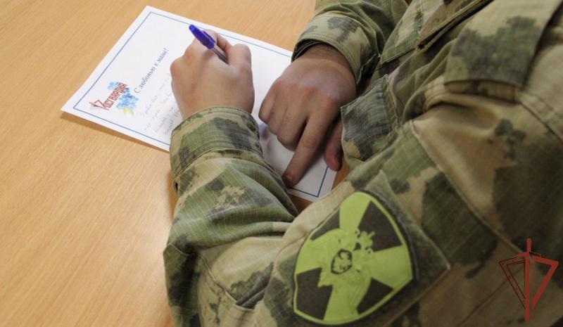 Бойцы тюменского кинологического центра Росгвардии присоединились к ведомственной акции «С любовью к маме!»