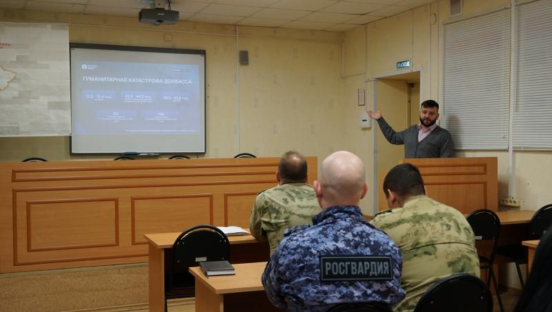 В Кирове представитель общества "Знание" прочитал росгвардейцам лекцию из истории военной дипломатии