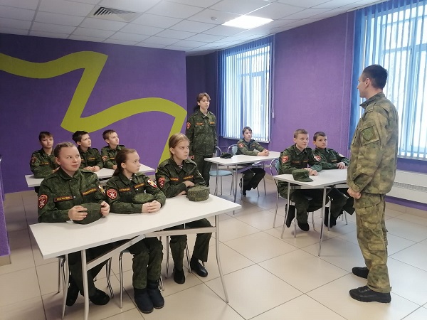 В Курске в преддверии Дня неизвестного солдата росгвардейцы провели уроки мужества