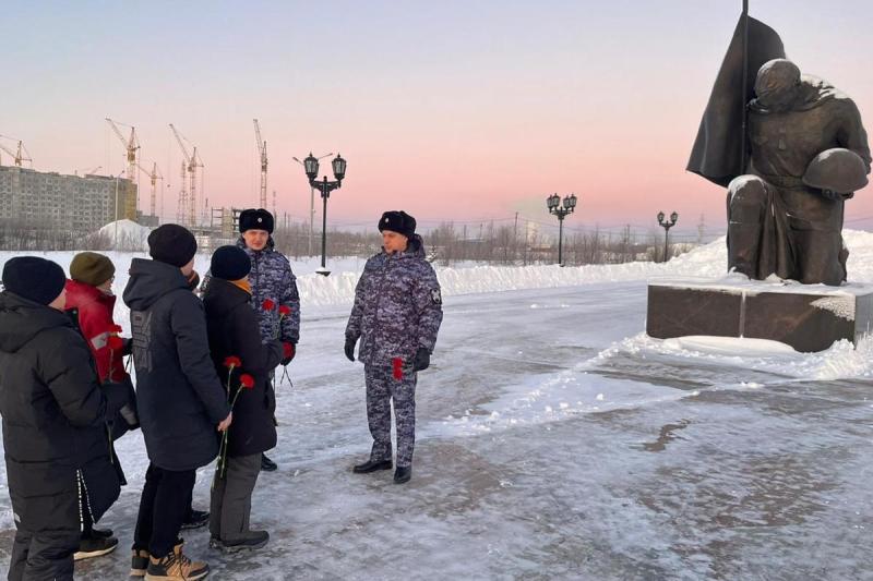 На Ямале Росгвардия проводит мероприятия для подшефных кадет ко Дню неизвестного солдата