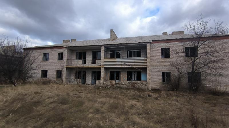 Стоит без окон, без дверей: в Воронежской области хотят капитально ремонтировать заброшенную развалюху