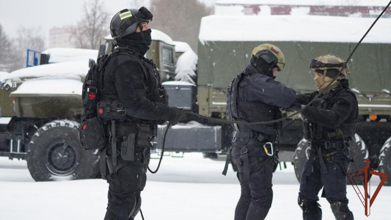 СОБР Росгвардии провел занятия по высотно-штурмовой подготовке в Московской области