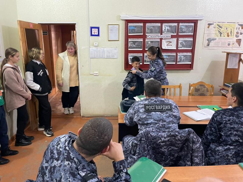На Ставрополье воспитанники социального учреждения познакомились с буднями росгвардейцев