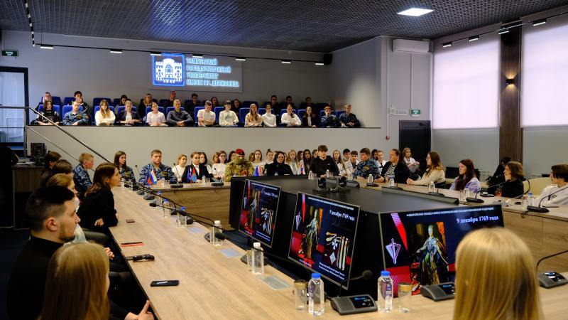 Росгвардеец встретился со студенческой молодежью в рамках проекта «Я горжусь. Герои» в Тамбове