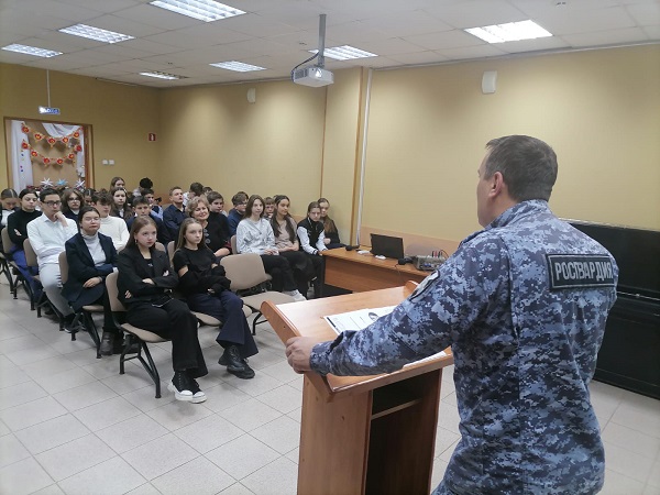 В КУРСКЕ СОТРУДНИК РОСГВАРДИИ ВСТРЕТИЛСЯ СО ШКОЛЬНИКАМИ В РАМКАХ ПРОЕКТА «ГЕРОИ ОТЕЧЕСТВА»