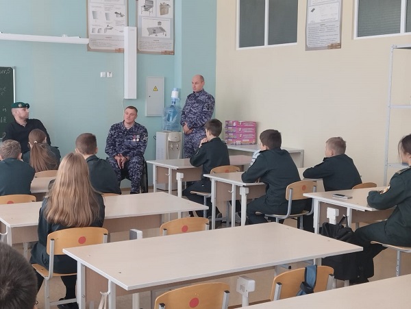 В Курске росгвардейцы провели уроки мужества в честь Дня Героев Отечества