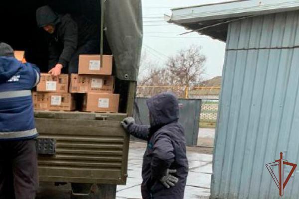 Росгвардейцы доставили гуманитарную помощь жителям Херсонской области