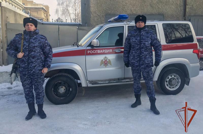 В Новосибирске экипаж вневедомственной охраны Росгвардии оказал помощь водителю грузовика