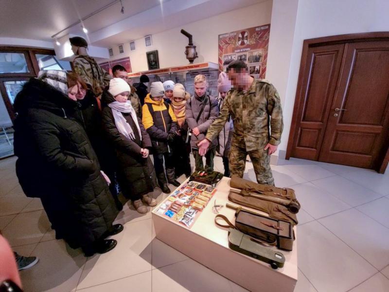 Кузбасский спецназ Росгвардии устроил экскурсию для кемеровских школьников