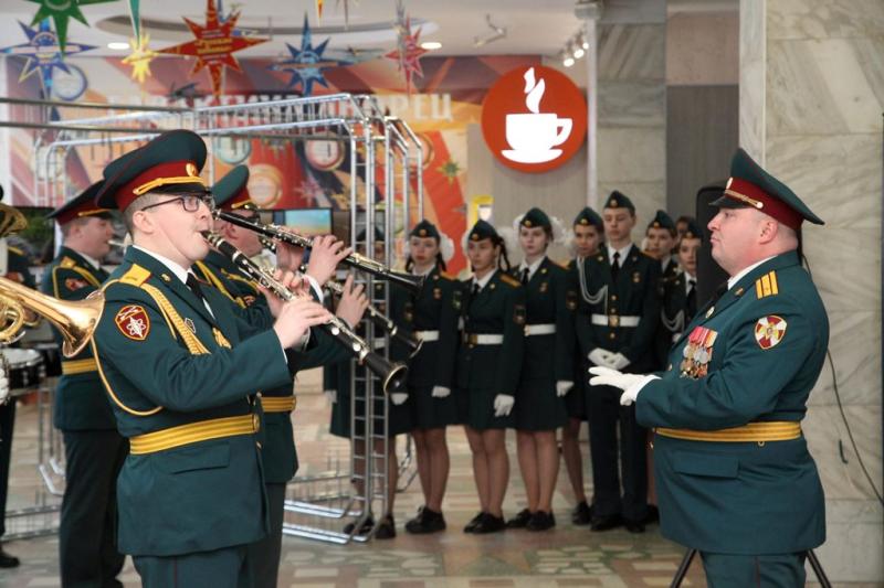 Оркестр Росгвардии выступил на открытии фотовыставки в Томске