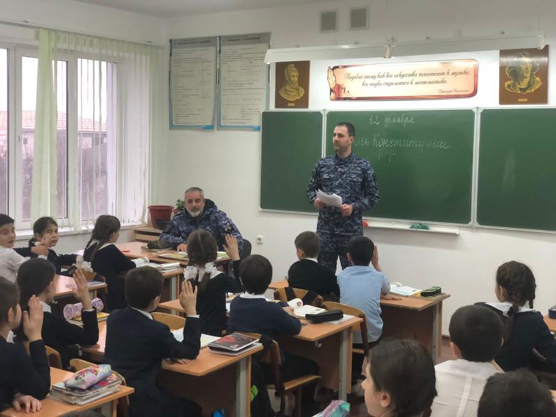 Росгвардейцы Ингушетии провели со школьниками тематические встречи, посвященные Дню Конституции России