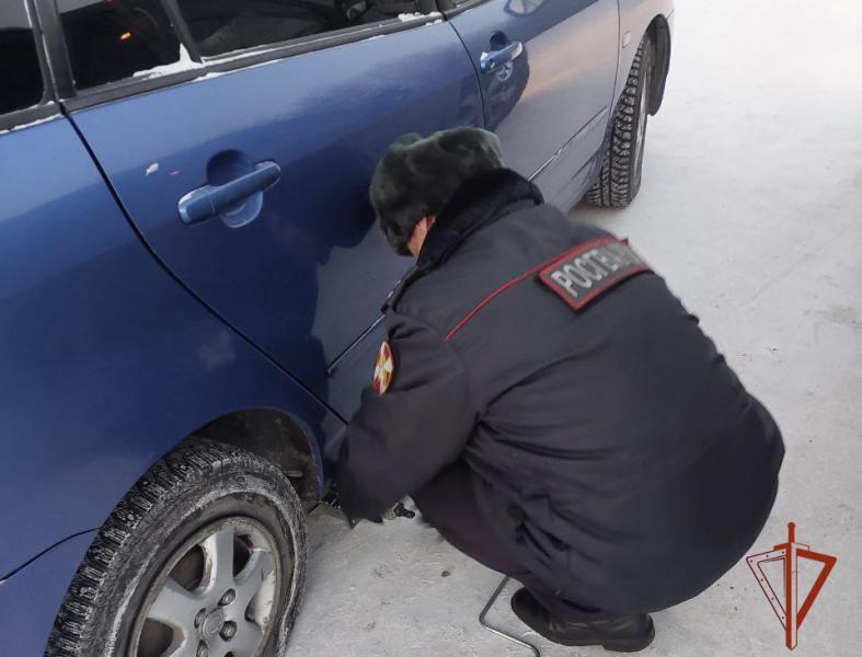 В Иркутске офицер Росгвардии помог автоледи, у которой на 37-градусном морозе сломался автомобиль
