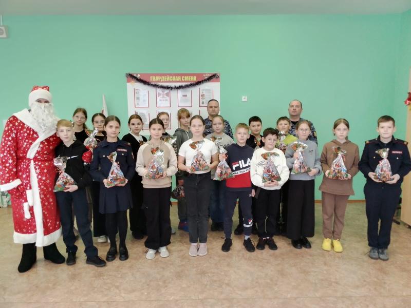 В Мордовии росгвардейцы поздравили с наступающим Новым годом подшефных кадет