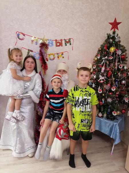 На Чукотке Дед Мороз специального назначения поздравляет детей росгвардейцев