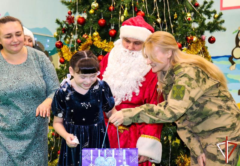 В Марий Эл росгвардейцы поздравили с наступающим Новым годом детей из детского дома-интерната
