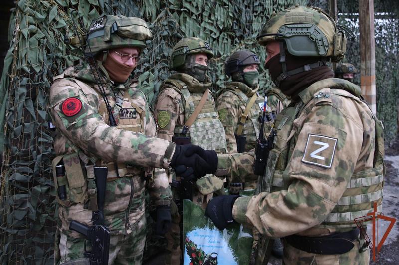 Росгвардейцам в зоне СВО раздали новогодние подарки
