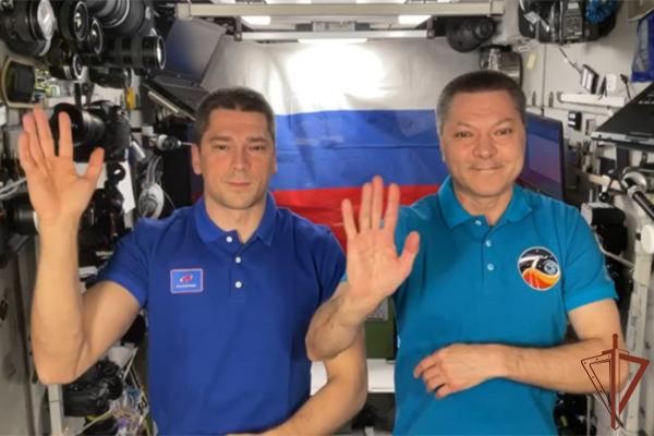 С наступающим Новым годом росгвардейцев поздравили российские космонавты