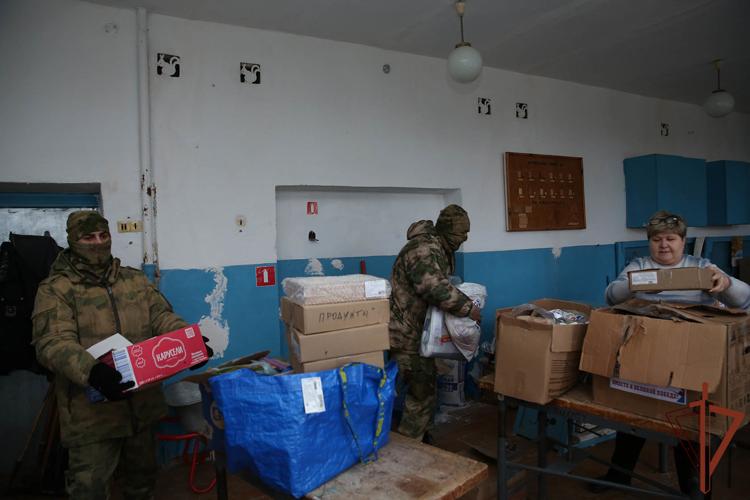 Росгвардейцы привезли гуманитарную помощь школьникам ДНР