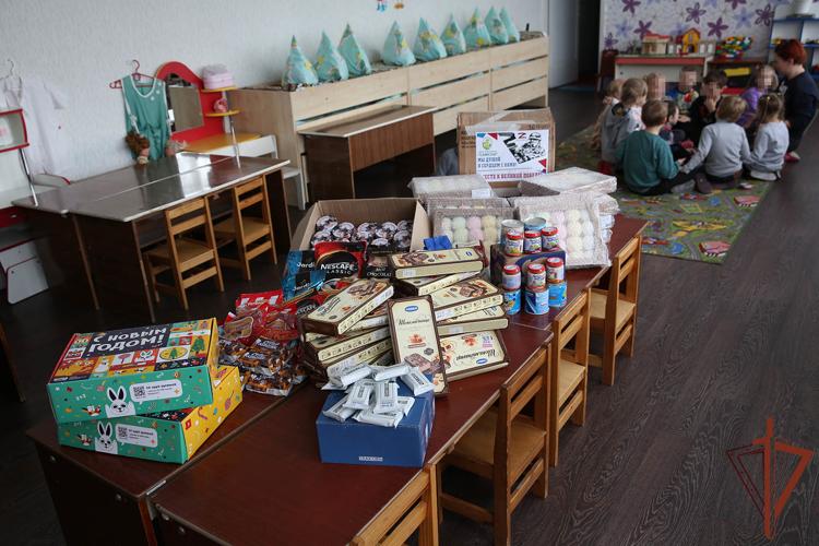 Росгвардейцы проводят акцию «Дед мороз специального назначения» в ДНР