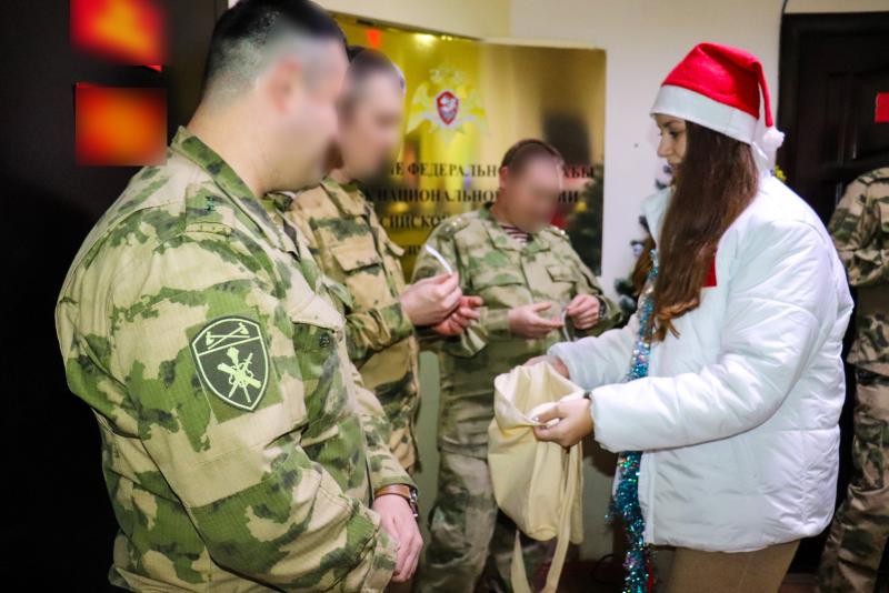 В Йошкар-Оле активисты «Движения Первых» поздравили военнослужащих и сотрудников Росгвардии, заступивших на дежурство в новогоднюю ночь