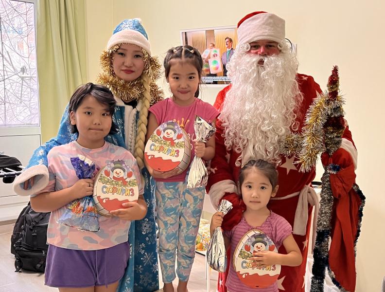 Дед Мороз специального назначения Росгвардии поздравил свыше двухсот детей Тувы