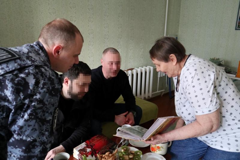 Росгвардия в Томске поздравила с Днем Рождения маму героически погибшего сотрудника СОБР