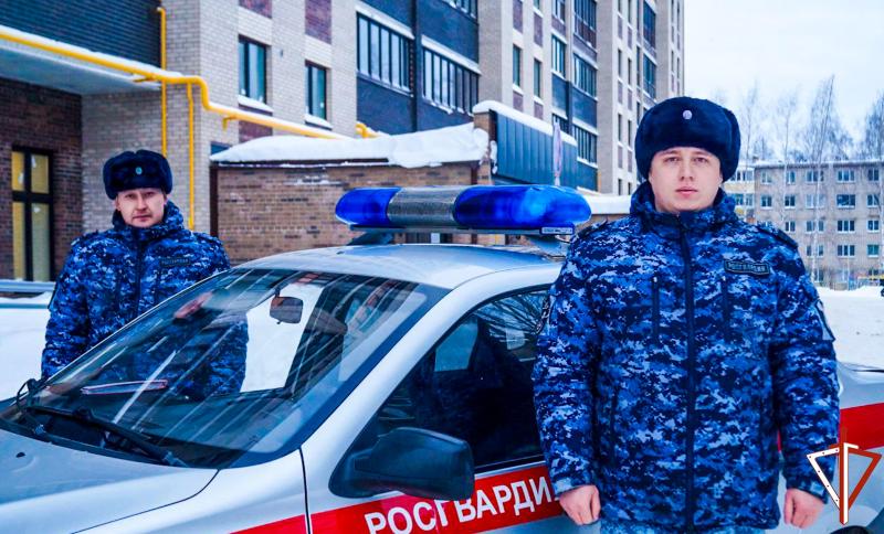 В Йошкар-Оле сотрудники Росгвардии помогли замерзающему гражданину