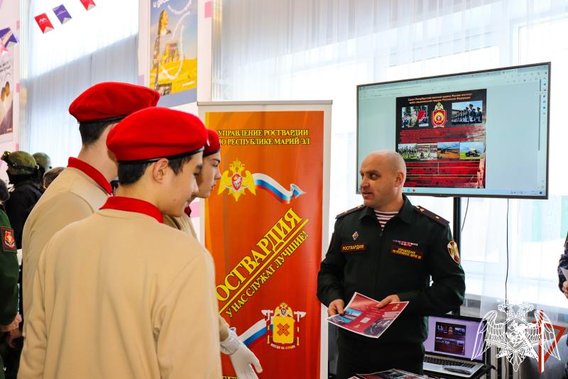 Сотрудники Росгвардии познакомили молодежь Марий Эл с военными институтами ведомства