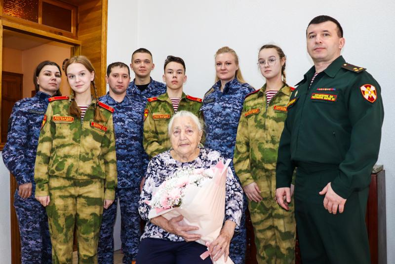 В Йошкар-Оле росгвардейцы навестили блокадниц Ленинграда