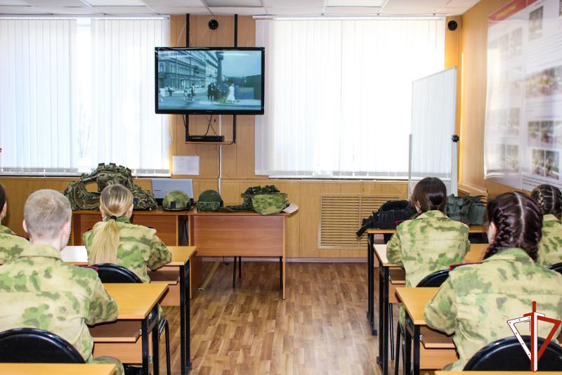 В Йошкар-Оле учащиеся подшефного класса Росгвардии побывали в гостях у сотрудников спецподразделения