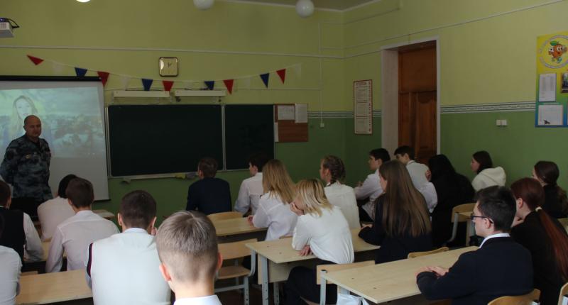 В РАМКАХ МЕРОПРИЯТИЯ «ВНИМАНИЕ ШКОЛА!» СОТРУДНИКИ УПРАВЛЕНИЯ РОСГВАРДИИ ПО ВОРОНЕЖСКОЙ ОБЛАСТИ ПРОВОДЯТ В УЧЕБНЫХ УЧРЕЖДЕНИЯХ РЕГИОНА УРОКИ ПО БЕЗОПАСНОСТИ ДОРОЖНОГО ДВИЖЕНИЯ