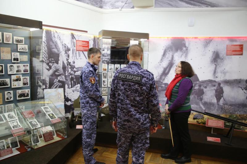 В Мордовии росгвардейцы посетили выставку «Герои Сталинграда»
