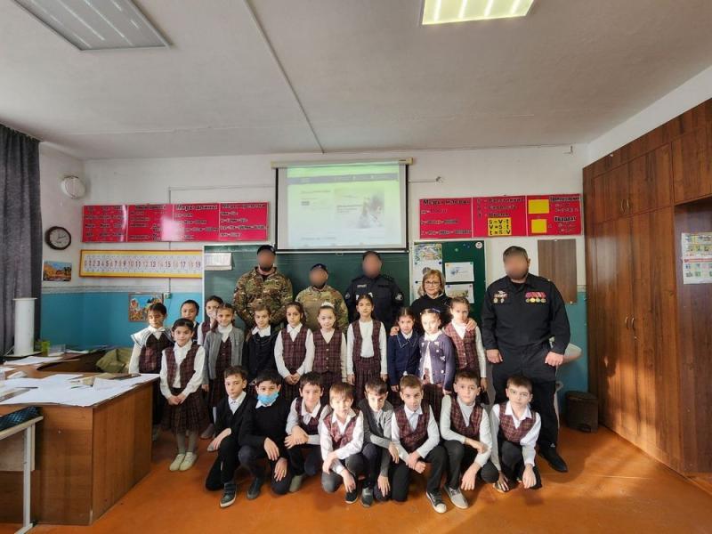 В Дагестане росгвардейцы встретились со школьниками