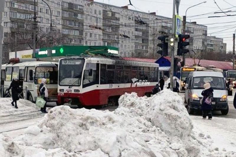 Легендарный 13-й трамвай столкнулся с автобусом в Новосибирске