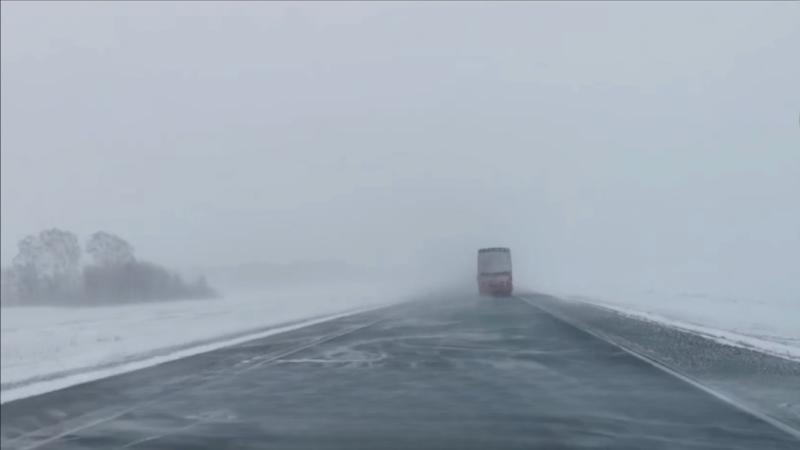 Из-за непогоды ограничили движение на трассе Новосибирской области
