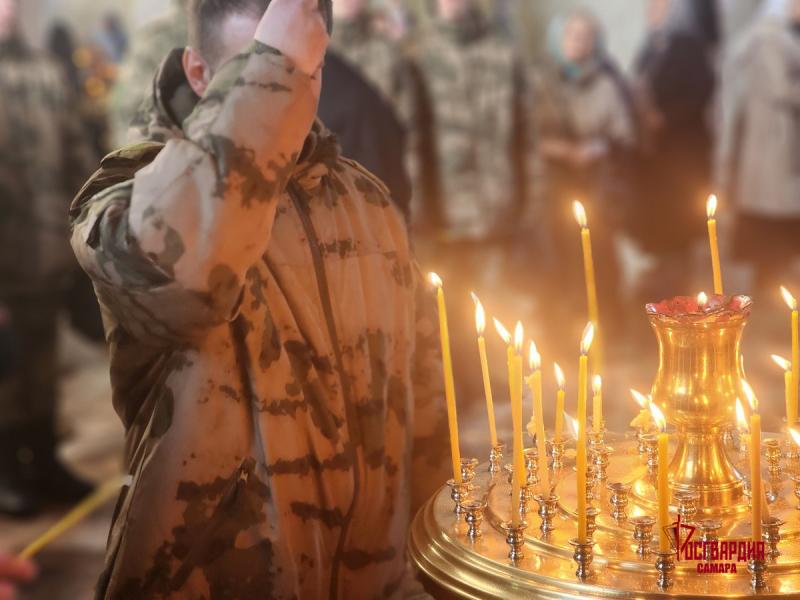 В преддверии 23 февраля военнослужащие Росгвардии приняли участие в богослужении в Тольятти