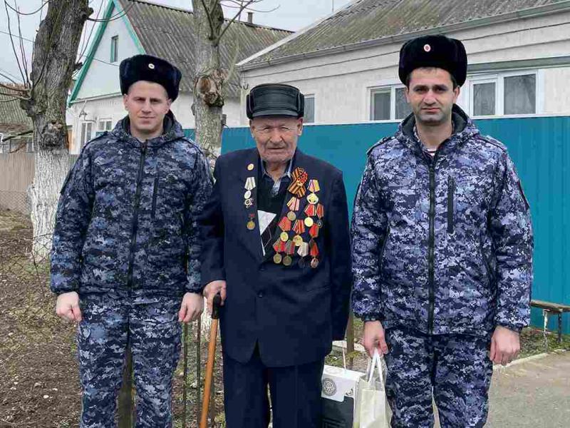 На Ставрополье росгвардейцы поздравили ветеранов Великой Отечественной войны с Днем защитника Отечества
