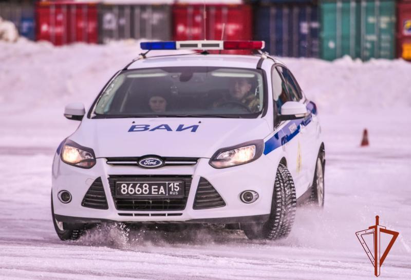В Новосибирске сотрудники и военнослужащие Росгвардии отработали навыки экстремального вождения