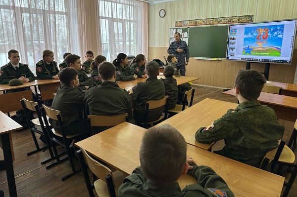 В Курске росгвардейцы провели уроки мужества, посвященные Дню защитника Отечества