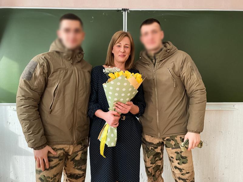 Спецназовцы Росгвардии поздравили свою учительницу в преддверии Международного женского дня