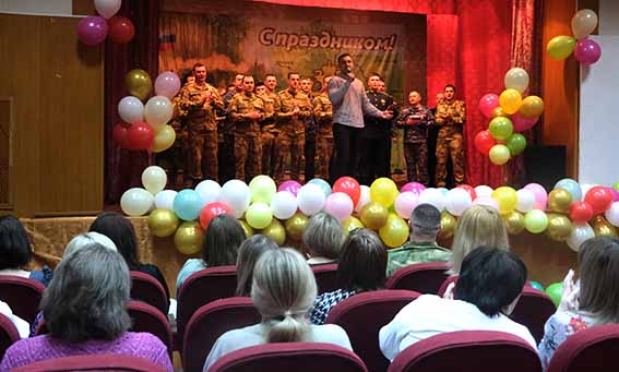 Накануне 8 Марта орловские росгвардейцы поздравили коллег-женщин