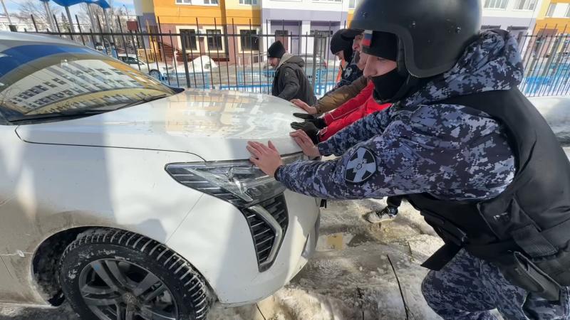 В Пензе росгвардейцы помогли девушке вытащить машину из снега