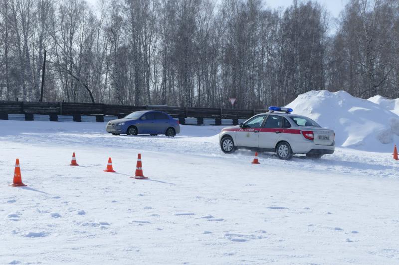 Сотрудники Росгвардии оттачивают мастерство экстремального вождения в Кемерове