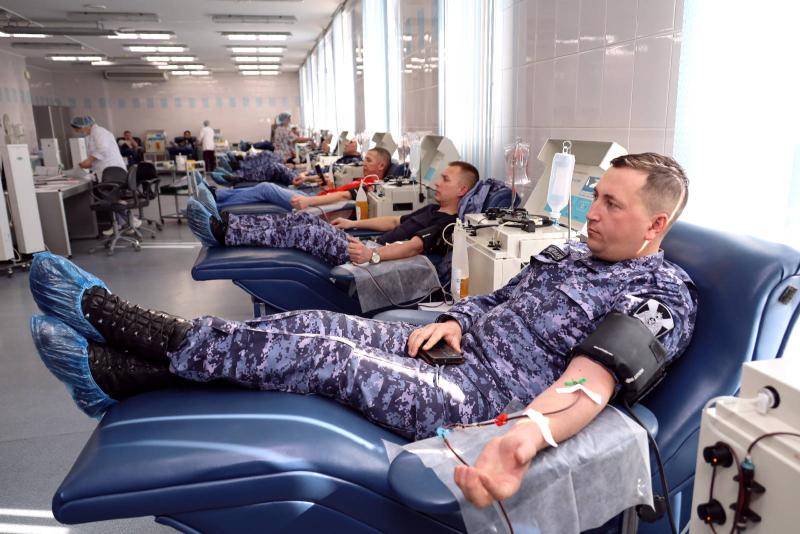 Сотрудники Росгвардии в канун Дня войск национальной гвардии России приняли участие в донорской акции по сдаче плазмы крови в Казани