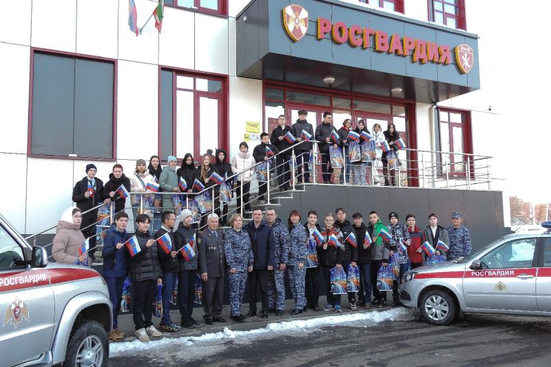 В Казани сотрудники городского управления вневедомственной охраны Росгвардии провели День открытых дверей для подшефных школьников