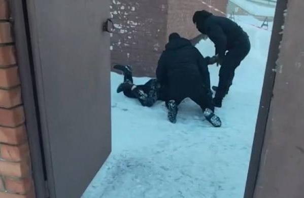 Спецназ Росгвардии задержал подозреваемого в призыве к экстремистской деятельности в Оренбурге