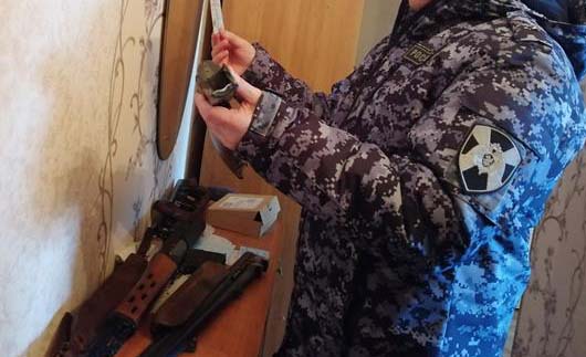 Росгвардейцы беседуют с семьями орловцев о правилах хранения, ношения и использования оружия